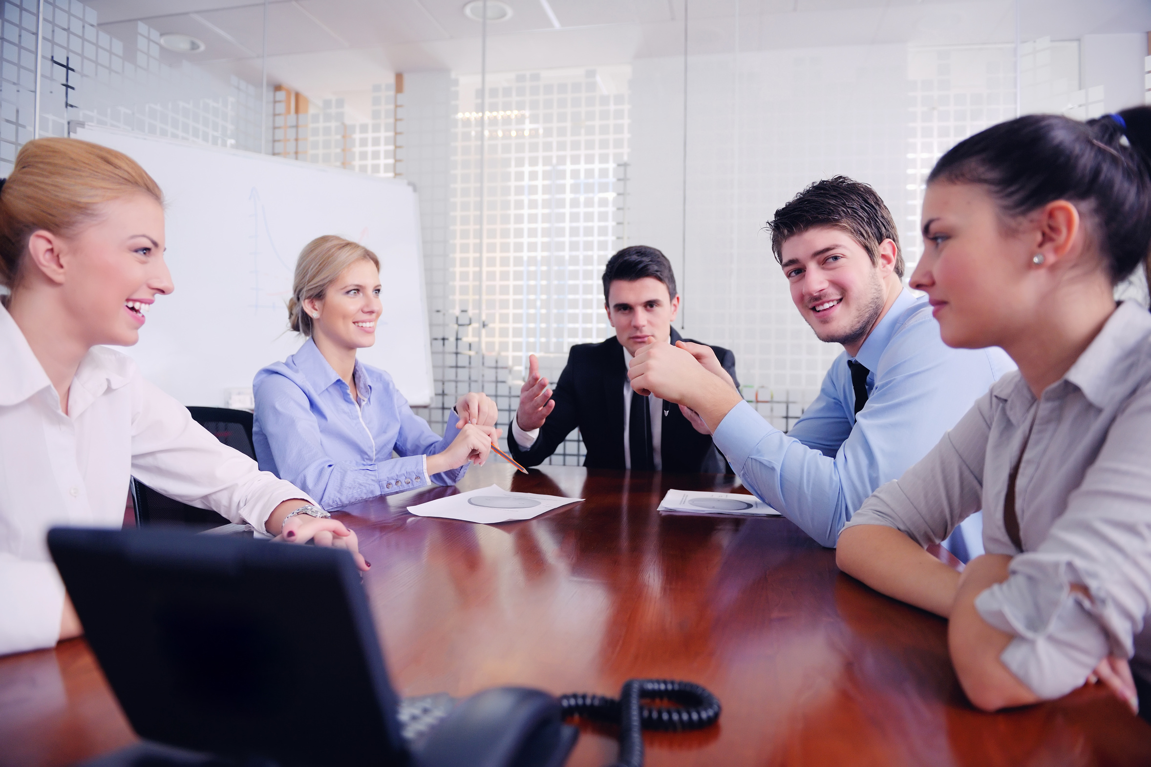 Grupo de profesionales en una junta directiva en sala de conferencias